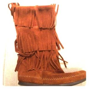 NWOT, MINNETONKA FRINGE BOOTS